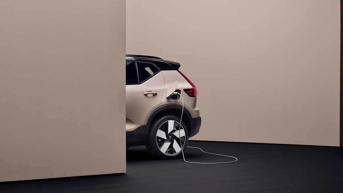 EX40 vue extérieure recharge électrique - SUV 100% électrique - Disponible CMM Automobiles, Volvo Réunion