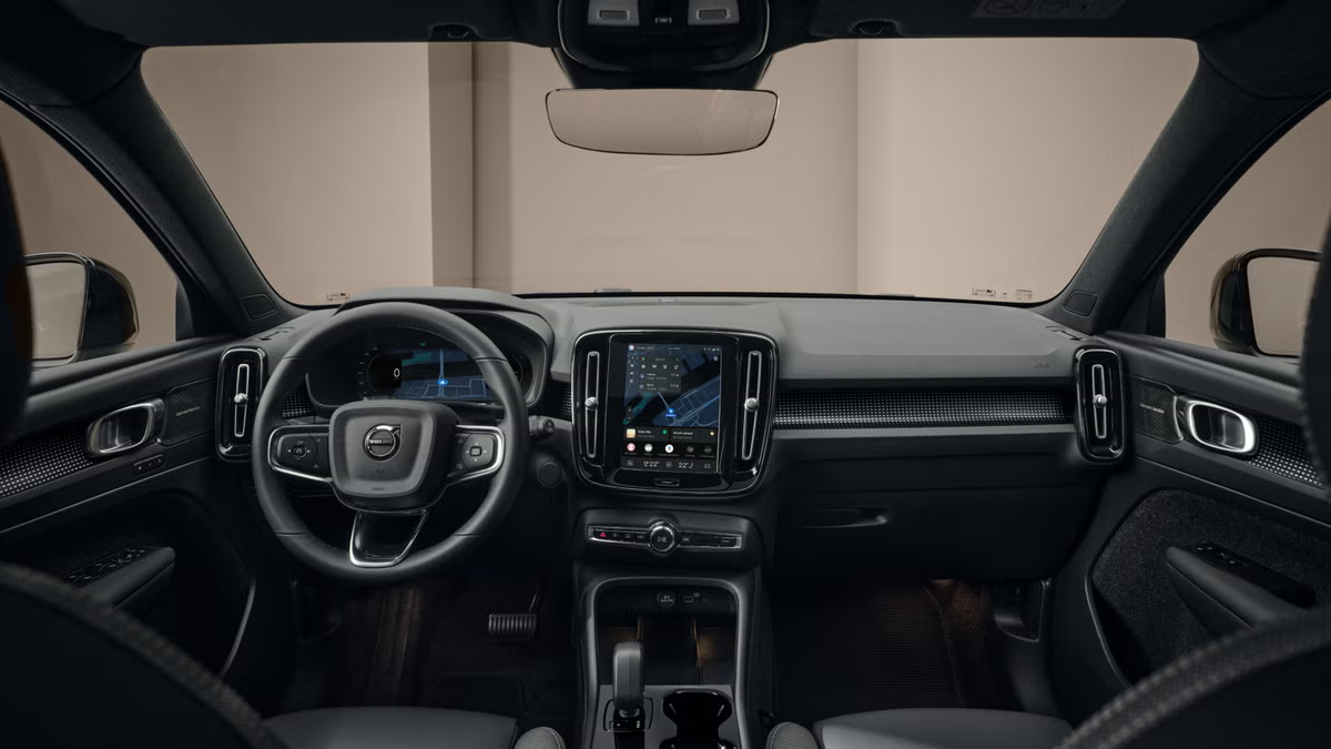 Vue intérieure de l'EX40 - Poste orienté conducteur Vue intérieure de l'EX40 - Poste orienté conducteur - Disponible en concession CMM Automobiles, Volvo Réunion.